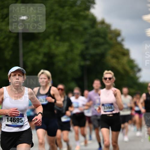 29.06.2025 - hella hamburg halbmarathon Dr. Thomas Lammeyer http://msf.ph/oto/8356459 29.06.2025 10:41:10 Kennedybrücke 56, 1253, 1488, 1490, 1597, 1948, 1952, 2072, 2552, 2811, 3165, 3398, 3428, 3714, 3895, 5560, 5786, 5789, 5809, 6359, 6804, 7202, 7235, 7632, 7707, 7773, 7823, 8257, 8258, 8315, 8936, 8937, 9806, 9918, 10112, 10123, 10487, 10862 meine-sportfotos.de
