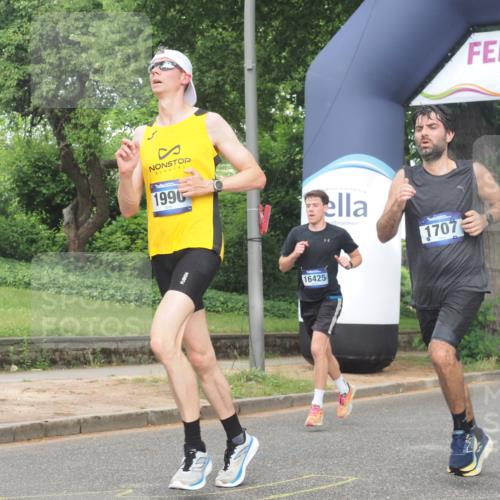 29.06.2025 - hella hamburg halbmarathon KatJ http://msf.ph/oto/8356467 29.06.2025 10:21:56 Zwischen KM18-KM19 1707, 1990, 4679 meine-sportfotos.de