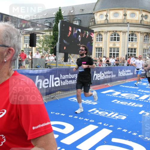 29.06.2025 - hella hamburg halbmarathon Michael Strokosch http://msf.ph/oto/8356539 29.06.2025 10:54:16 Ziel 3103, 3177, 3861, 3898, 5638, 6082, 6084, 6294, 6443, 7274, 8223, 8390, 9791, 12213, 13033, 13397, 13794, 15169, 15524, 16527, 16780, 17087 meine-sportfotos.de