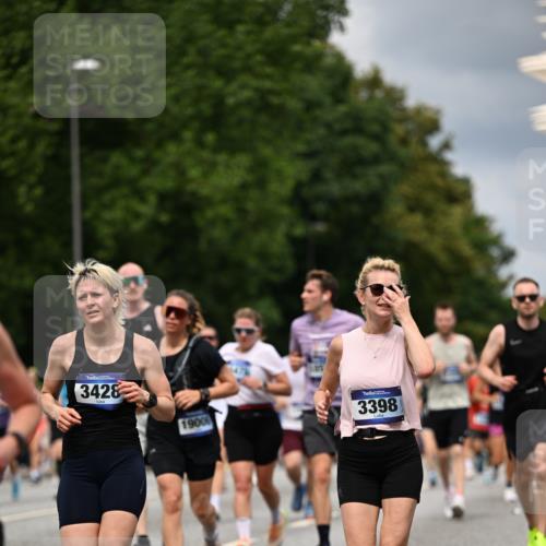 29.06.2025 - hella hamburg halbmarathon Dr. Thomas Lammeyer http://msf.ph/oto/8356542 29.06.2025 10:41:11 Kennedybrücke 56, 1118, 1253, 1488, 1490, 1597, 1948, 1952, 2072, 2552, 2811, 3165, 3398, 3428, 3714, 3873, 3895, 5560, 5786, 5789, 6359, 6804, 7202, 7235, 7632, 7707, 7773, 7823, 8257, 8258, 8315, 8936, 8937, 9806, 9918, 10024, 10112, 10123, 10862 meine-sportfotos.de