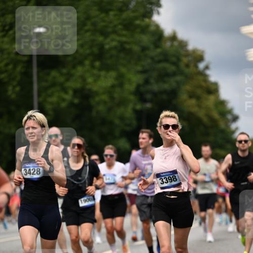 29.06.2025 - hella hamburg halbmarathon Dr. Thomas Lammeyer http://msf.ph/oto/8356576 29.06.2025 10:41:11 Kennedybrücke 56, 1118, 1253, 1488, 1490, 1597, 1948, 1952, 2072, 2552, 2811, 3165, 3398, 3428, 3714, 3873, 3895, 5560, 5786, 5789, 6359, 6804, 7202, 7235, 7632, 7707, 7773, 7823, 8257, 8258, 8315, 8936, 8937, 9806, 9918, 10024, 10112, 10123, 10862 meine-sportfotos.de