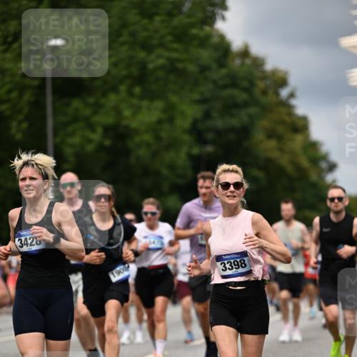 29.06.2025 - hella hamburg halbmarathon Dr. Thomas Lammeyer http://msf.ph/oto/8356611 29.06.2025 10:41:11 Kennedybrücke 56, 1118, 1253, 1488, 1490, 1597, 1948, 1952, 2072, 2552, 2811, 3165, 3398, 3428, 3714, 3873, 3895, 5560, 5786, 5789, 6359, 6804, 7202, 7235, 7632, 7707, 7773, 7823, 8257, 8258, 8315, 8936, 8937, 9806, 9918, 10024, 10112, 10123, 10862 meine-sportfotos.de
