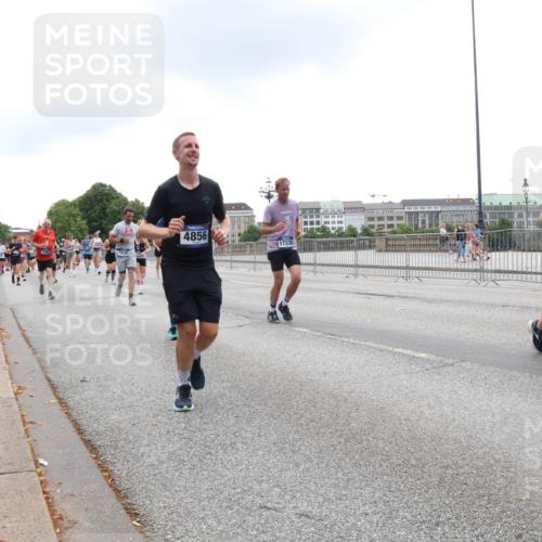 29.06.2025 - hella hamburg halbmarathon Lena Gebhardt http://msf.ph/oto/8356613 29.06.2025 10:48:06 Lombardsbrücke 19101, 4856, 17339, 1573, 1045, 1157, 1174, 1175, 1246, 1392, 1618, 1639, 1645, 1701, 1926, 2037, 2163, 2195, 2197, 2418, 2475, 2491, 2545, 2650, 2704, 2756, 2790, 2909, 2958, 3049, 3320, 3468, 3504, 3679, 3933, 4327, 4588, 4856, 5585, 5781, 5886, 5952, 6143, 7240, 7393, 7394, 7427, 7532, 7916, 7970, 8077, 8310, 8521, 8550, 8774, 8948, 9356, 9687, 9696, 9697, 9775, 9921, 10145, 10658, 10777, 10794, 10991, 11548, 11742, 11781, 11802, 11909, 12431 meine-sportfotos.de