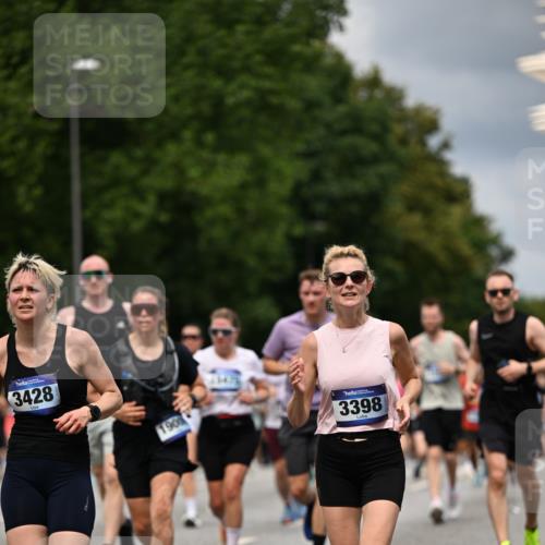29.06.2025 - hella hamburg halbmarathon Dr. Thomas Lammeyer http://msf.ph/oto/8356642 29.06.2025 10:41:11 Kennedybrücke 56, 1118, 1253, 1488, 1490, 1597, 1948, 1952, 2072, 2552, 2811, 3165, 3398, 3428, 3714, 3873, 3895, 5560, 5786, 5789, 6359, 6804, 7202, 7235, 7632, 7707, 7773, 7823, 8257, 8258, 8315, 8936, 8937, 9806, 9918, 10024, 10112, 10123, 10862 meine-sportfotos.de