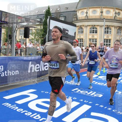 29.06.2025 - hella hamburg halbmarathon Michael Strokosch http://msf.ph/oto/8356665 29.06.2025 10:54:18 Ziel 3103, 3177, 3861, 3898, 6082, 6084, 6443, 7274, 8223, 9791, 11430, 12213, 13033, 13794, 13803, 15169, 15524, 16527, 16574, 16750, 16780, 17087 meine-sportfotos.de