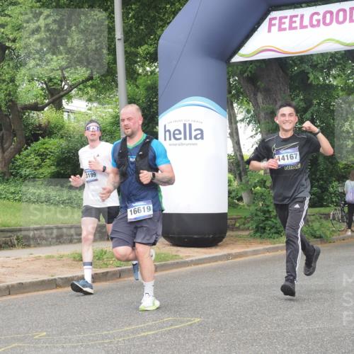 29.06.2025 - hella hamburg halbmarathon KatJ http://msf.ph/oto/8356719 29.06.2025 10:22:01 Zwischen KM18-KM19 1707, 1990 meine-sportfotos.de