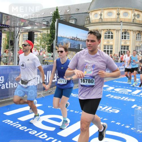 29.06.2025 - hella hamburg halbmarathon Michael Strokosch http://msf.ph/oto/8356731 29.06.2025 10:54:18 Ziel 3103, 3177, 3861, 3898, 6082, 6084, 6443, 7274, 8223, 9791, 11430, 12213, 13033, 13794, 13803, 15169, 15524, 16527, 16574, 16750, 16780, 17087 meine-sportfotos.de