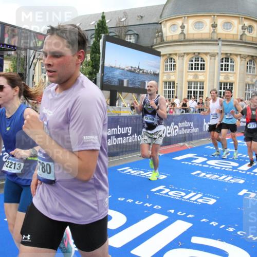 29.06.2025 - hella hamburg halbmarathon Michael Strokosch http://msf.ph/oto/8356740 29.06.2025 10:54:19 Ziel 3103, 3177, 3861, 3898, 6082, 6084, 6443, 7274, 8223, 11430, 12213, 13033, 13803, 15169, 15524, 16527, 16574, 16750, 16780, 16879, 17087 meine-sportfotos.de