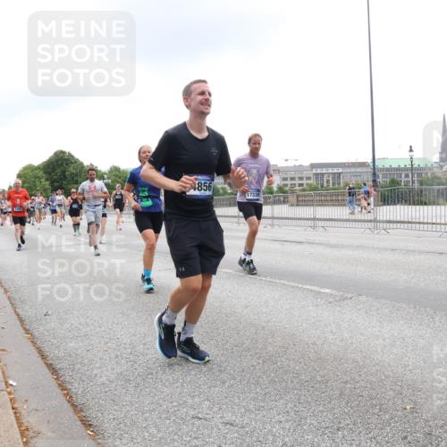 29.06.2025 - hella hamburg halbmarathon Lena Gebhardt http://msf.ph/oto/8356886 29.06.2025 10:48:06 Lombardsbrücke 19101, 856, 17339, 1045, 1157, 1174, 1175, 1246, 1392, 1618, 1639, 1645, 1701, 1926, 2037, 2163, 2195, 2197, 2418, 2475, 2491, 2545, 2650, 2704, 2756, 2790, 2909, 2958, 3049, 3320, 3468, 3504, 3679, 3933, 4327, 4588, 4856, 5585, 5781, 5886, 5952, 6143, 7240, 7393, 7394, 7427, 7532, 7916, 7970, 8077, 8310, 8521, 8550, 8774, 8948, 9356, 9687, 9696, 9697, 9775, 9921, 10145, 10658, 10777, 10794, 10991, 11548, 11742, 11781, 11802, 11909, 12431 meine-sportfotos.de