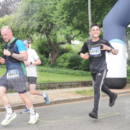 29.06.2025 - hella hamburg halbmarathon KatJ http://msf.ph/oto/8356889 29.06.2025 10:22:02 Zwischen KM18-KM19 1707, 1990 meine-sportfotos.de