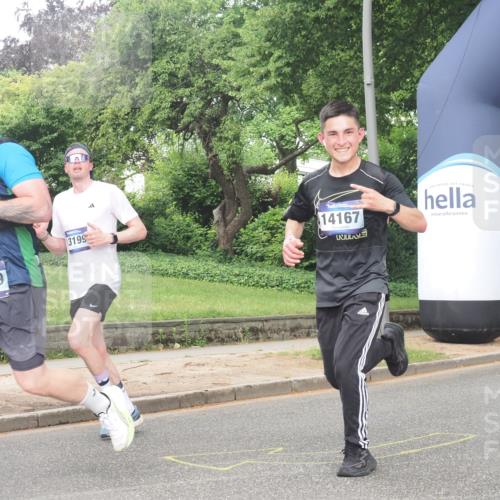 29.06.2025 - hella hamburg halbmarathon KatJ http://msf.ph/oto/8356923 29.06.2025 10:22:02 Zwischen KM18-KM19 1707, 1990 meine-sportfotos.de