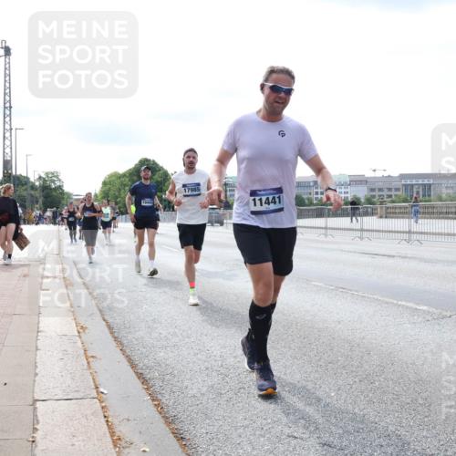 29.06.2025 - hella hamburg halbmarathon Lena Gebhardt http://msf.ph/oto/8356983 29.06.2025 10:13:56 Lombardsbrücke 10441, 17985, 11441, 1131, 1194, 1480, 1890, 2055, 2359, 2721, 2904, 2987, 4001, 4032, 4795, 4950, 4962, 5232, 5546, 5631, 5719, 6026, 6287, 6710, 6717, 6724, 7446, 7447, 7462, 7913, 8001, 8057, 8279, 8673, 9128, 9612, 9631, 9886, 10442, 10443, 10977, 11441, 11987, 12313, 12797, 12928, 12929, 12938, 13331, 13788, 13928, 15085, 15482, 15663, 15721, 15722, 15840, 16491, 17439, 17472, 17985, 18041, 18231, 18236, 18239 meine-sportfotos.de