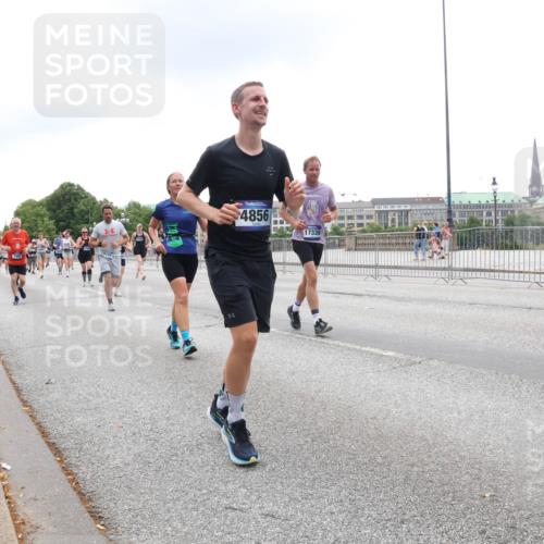 29.06.2025 - hella hamburg halbmarathon Lena Gebhardt http://msf.ph/oto/8357019 29.06.2025 10:48:06 Lombardsbrücke 19101, 4856, 17339, 1045, 1157, 1174, 1175, 1246, 1392, 1618, 1639, 1645, 1701, 1926, 2037, 2163, 2195, 2197, 2418, 2475, 2491, 2545, 2650, 2704, 2756, 2790, 2909, 2958, 3049, 3320, 3468, 3504, 3679, 3933, 4327, 4588, 4856, 5585, 5781, 5886, 5952, 6143, 7240, 7393, 7394, 7427, 7532, 7916, 7970, 8077, 8310, 8521, 8550, 8774, 8948, 9356, 9687, 9696, 9697, 9775, 9921, 10145, 10658, 10777, 10794, 10991, 11548, 11742, 11781, 11802, 11909, 12431 meine-sportfotos.de