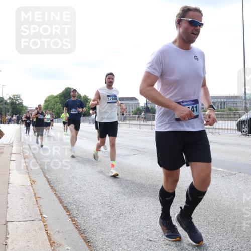 29.06.2025 - hella hamburg halbmarathon Lena Gebhardt http://msf.ph/oto/8357094 29.06.2025 10:13:56 Lombardsbrücke 10443, 17985, 41, 1131, 1194, 1480, 1890, 2055, 2359, 2721, 2904, 2987, 4001, 4032, 4795, 4950, 4962, 5232, 5546, 5631, 5719, 6026, 6287, 6710, 6717, 6724, 7446, 7447, 7462, 7913, 8001, 8057, 8279, 8673, 9128, 9612, 9631, 9886, 10442, 10443, 10977, 11441, 11987, 12313, 12797, 12928, 12929, 12938, 13331, 13788, 13928, 15085, 15482, 15663, 15721, 15722, 15840, 16491, 17439, 17472, 17985, 18041, 18231, 18236, 18239 meine-sportfotos.de