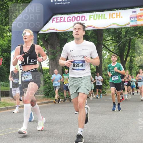 29.06.2025 - hella hamburg halbmarathon KatJ http://msf.ph/oto/8357209 29.06.2025 10:52:03 Zwischen KM18-KM19 4146, 4613, 7271, 7474 meine-sportfotos.de