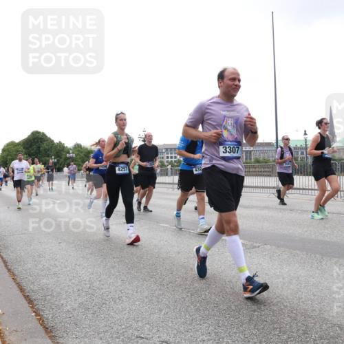 29.06.2025 - hella hamburg halbmarathon Lena Gebhardt http://msf.ph/oto/8357224 29.06.2025 10:39:03 Lombardsbrücke 1638, 4257, 432, 3307, 2524, 56, 1232, 1390, 1451, 1760, 1856, 1883, 2092, 2524, 2534, 2571, 2574, 2576, 2660, 2693, 2843, 2893, 2998, 3275, 3307, 3323, 3726, 3727, 3745, 3927, 4028, 4257, 4259, 4260, 4316, 4320, 4410, 4523, 4659, 4882, 4964, 5913, 6062, 6112, 6611, 6695, 6696, 6875, 7148, 7263, 7341, 7506, 7524, 7589, 7815, 7849, 8243, 8367, 8457, 8783, 9393, 9420, 9446, 9708, 9974, 9977, 10001, 10072, 10315, 10516, 10554, 13060 meine-sportfotos.de