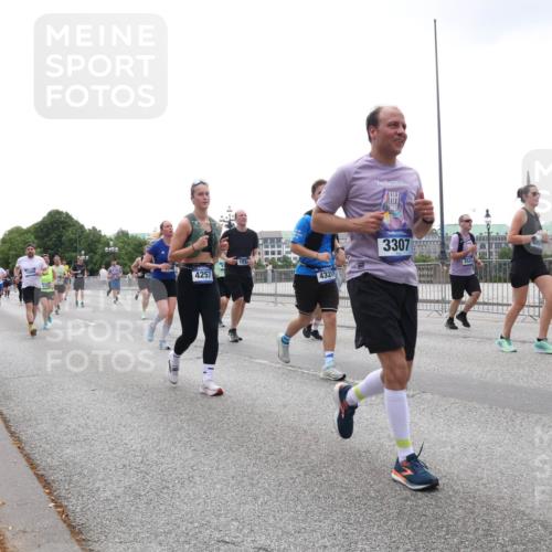 29.06.2025 - hella hamburg halbmarathon Lena Gebhardt http://msf.ph/oto/8357243 29.06.2025 10:39:03 Lombardsbrücke 1715, 4257, 4320, 3307, 2524, 56, 1232, 1390, 1451, 1760, 1856, 1883, 2092, 2524, 2534, 2571, 2574, 2576, 2660, 2693, 2843, 2893, 2998, 3275, 3307, 3323, 3726, 3727, 3745, 3927, 4028, 4257, 4259, 4260, 4316, 4320, 4410, 4523, 4659, 4882, 4964, 5913, 6062, 6112, 6611, 6695, 6696, 6875, 7148, 7263, 7341, 7506, 7524, 7589, 7815, 7849, 8243, 8367, 8457, 8783, 9393, 9420, 9446, 9708, 9974, 9977, 10001, 10072, 10315, 10516, 10554, 13060 meine-sportfotos.de