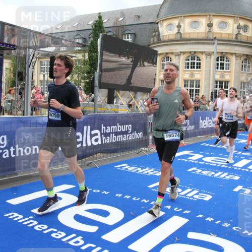 29.06.2025 - hella hamburg halbmarathon Michael Strokosch http://msf.ph/oto/8357271 29.06.2025 10:54:25 Ziel 1267, 1442, 3426, 4635, 6511, 6512, 8223, 8772, 11009, 11430, 12321, 12362, 13289, 13803, 15946, 16327, 16574, 16750, 16879, 17087, 17698, 18268, 19067 meine-sportfotos.de