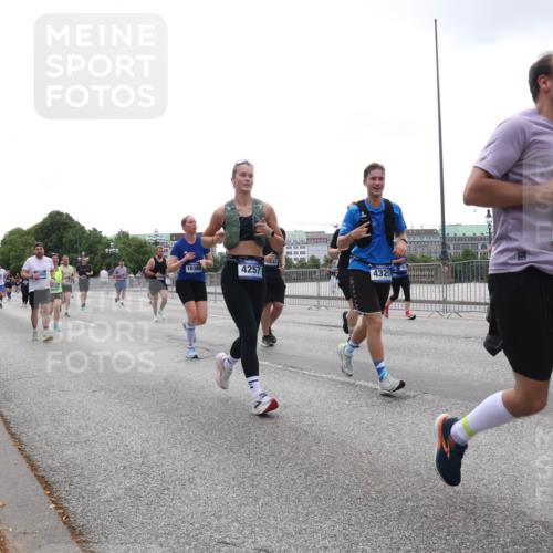 29.06.2025 - hella hamburg halbmarathon Lena Gebhardt http://msf.ph/oto/8357310 29.06.2025 10:39:04 Lombardsbrücke 16388, 4257, 4320, 330, 56, 1232, 1390, 1451, 1760, 1856, 1883, 2092, 2524, 2534, 2571, 2574, 2576, 2660, 2693, 2843, 2893, 2998, 3275, 3307, 3323, 3726, 3727, 3745, 3927, 4028, 4257, 4259, 4260, 4316, 4320, 4410, 4523, 4659, 4882, 4964, 5913, 6062, 6112, 6611, 6695, 6696, 6875, 7263, 7341, 7506, 7524, 7589, 7815, 7849, 8243, 8367, 8457, 8783, 9393, 9420, 9446, 9708, 9974, 9977, 10001, 10072, 10315, 10516, 10554, 13060 meine-sportfotos.de