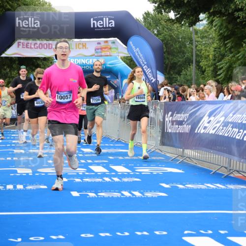 29.06.2025 - hella hamburg halbmarathon Strokosch-Dieckow http://msf.ph/oto/8357315 29.06.2025 10:51:56 Ziel 2818, 2823, 2880, 4033, 4297, 5102, 5336, 6390, 7130, 7409, 7724, 8413, 8856, 8977, 9793, 9959, 10057, 13799, 15356, 15506, 15690, 16179, 17815, 17962, 17978, 18869, 19137 meine-sportfotos.de