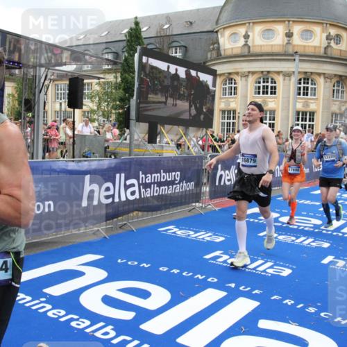 29.06.2025 - hella hamburg halbmarathon Michael Strokosch http://msf.ph/oto/8357318 29.06.2025 10:54:25 Ziel 1267, 1442, 3426, 4635, 6511, 6512, 8223, 8772, 11009, 11430, 12321, 12362, 13289, 13803, 15946, 16327, 16574, 16750, 16879, 17087, 17698, 18268, 19067 meine-sportfotos.de