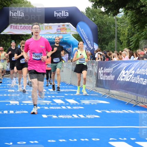 29.06.2025 - hella hamburg halbmarathon Strokosch-Dieckow http://msf.ph/oto/8357339 29.06.2025 10:51:56 Ziel 2818, 2823, 2880, 4033, 4297, 5102, 5336, 6390, 7130, 7409, 7724, 8413, 8856, 8977, 9793, 9959, 10057, 13799, 15356, 15506, 15690, 16179, 17815, 17962, 17978, 18869, 19137 meine-sportfotos.de