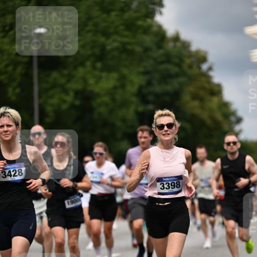 29.06.2025 - hella hamburg halbmarathon Dr. Thomas Lammeyer http://msf.ph/oto/8357369 29.06.2025 10:41:12 Kennedybrücke 56, 1022, 1118, 1253, 1488, 1490, 1597, 1948, 1952, 2072, 2552, 2811, 3165, 3230, 3398, 3428, 3714, 3873, 3895, 5560, 5786, 5789, 6359, 6804, 7202, 7235, 7707, 7773, 7823, 8257, 8258, 8315, 8936, 8937, 9918, 10024, 10112, 10123, 10862, 10931 meine-sportfotos.de