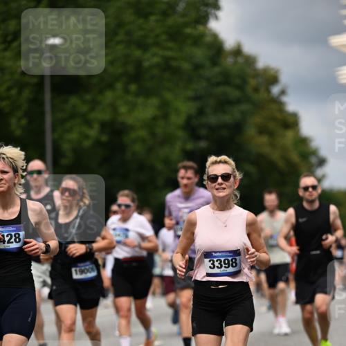 29.06.2025 - hella hamburg halbmarathon Dr. Thomas Lammeyer http://msf.ph/oto/8357446 29.06.2025 10:41:12 Kennedybrücke 56, 1022, 1118, 1253, 1488, 1490, 1597, 1948, 1952, 2072, 2552, 2811, 3165, 3230, 3398, 3428, 3714, 3873, 3895, 5560, 5786, 5789, 6359, 6804, 7202, 7235, 7707, 7773, 7823, 8257, 8258, 8315, 8936, 8937, 9918, 10024, 10112, 10123, 10862, 10931 meine-sportfotos.de