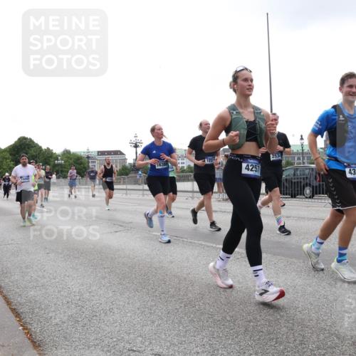 29.06.2025 - hella hamburg halbmarathon Lena Gebhardt http://msf.ph/oto/8357523 29.06.2025 10:39:04 Lombardsbrücke 16388, 123, 4257, 2534, 432, 56, 1232, 1390, 1451, 1760, 1856, 1883, 2092, 2524, 2534, 2571, 2574, 2576, 2660, 2693, 2843, 2893, 2998, 3275, 3307, 3323, 3726, 3727, 3745, 3927, 4028, 4257, 4259, 4260, 4316, 4320, 4410, 4523, 4659, 4882, 4964, 5913, 6062, 6112, 6611, 6695, 6696, 6875, 7263, 7341, 7506, 7524, 7589, 7815, 7849, 8243, 8367, 8457, 8783, 9393, 9420, 9446, 9708, 9974, 9977, 10001, 10072, 10315, 10516, 10554, 13060 meine-sportfotos.de