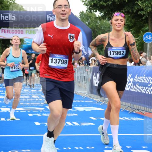 29.06.2025 - hella hamburg halbmarathon Strokosch-Dieckow http://msf.ph/oto/8357557 29.06.2025 10:51:53 Ziel 2396, 2818, 2823, 2880, 4033, 4297, 5102, 5336, 6390, 7130, 7409, 7724, 8413, 8710, 8856, 8977, 9793, 9959, 10057, 12224, 13799, 15356, 15427, 15690, 16907, 17815, 17962, 17978, 18869, 19137 meine-sportfotos.de