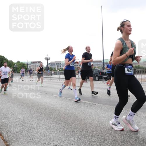 29.06.2025 - hella hamburg halbmarathon Lena Gebhardt http://msf.ph/oto/8357584 29.06.2025 10:39:05 Lombardsbrücke 13060, 1638, 123, 425, 2024, 432, 56, 1232, 1390, 1451, 1760, 1856, 1883, 2092, 2524, 2534, 2571, 2574, 2693, 2843, 2893, 2998, 3275, 3307, 3323, 3726, 3727, 3745, 3927, 4028, 4257, 4259, 4260, 4316, 4320, 4410, 4523, 4603, 4659, 4882, 4964, 5913, 6062, 6112, 6342, 6343, 6611, 6695, 6696, 6875, 7263, 7341, 7501, 7506, 7524, 7589, 7815, 7849, 8203, 8243, 8367, 8457, 8783, 9393, 9420, 9446, 9708, 9974, 9977, 10001, 10072, 10315, 10516, 10554, 13060 meine-sportfotos.de