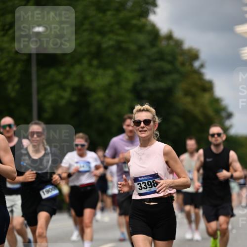 29.06.2025 - hella hamburg halbmarathon Dr. Thomas Lammeyer http://msf.ph/oto/8357593 29.06.2025 10:41:12 Kennedybrücke 56, 1022, 1118, 1253, 1488, 1490, 1597, 1948, 1952, 2072, 2552, 2811, 3165, 3230, 3398, 3428, 3714, 3873, 3895, 5560, 5786, 5789, 6359, 6804, 7202, 7235, 7707, 7773, 7823, 8257, 8258, 8315, 8936, 8937, 9918, 10024, 10112, 10123, 10862, 10931 meine-sportfotos.de