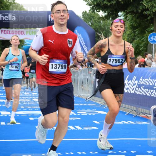 29.06.2025 - hella hamburg halbmarathon Strokosch-Dieckow http://msf.ph/oto/8357602 29.06.2025 10:51:53 Ziel 2396, 2818, 2823, 2880, 4033, 4297, 5102, 5336, 6390, 7130, 7409, 7724, 8413, 8710, 8856, 8977, 9793, 9959, 10057, 12224, 13799, 15356, 15427, 15690, 16907, 17815, 17962, 17978, 18869, 19137 meine-sportfotos.de