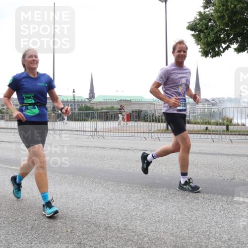 29.06.2025 - hella hamburg halbmarathon Lena Gebhardt http://msf.ph/oto/8357636 29.06.2025 10:48:08 Lombardsbrücke 339, 1045, 1157, 1174, 1175, 1246, 1392, 1618, 1639, 1645, 1701, 1926, 2037, 2163, 2195, 2197, 2418, 2475, 2491, 2545, 2627, 2650, 2704, 2756, 2790, 2909, 2958, 3049, 3320, 3468, 3504, 3679, 3933, 4327, 4588, 4856, 5585, 5781, 5886, 5952, 6143, 7240, 7393, 7394, 7427, 7532, 7916, 8077, 8310, 8521, 8774, 8948, 9356, 9696, 9697, 9775, 9921, 10145, 10658, 10777, 10794, 10991, 11548, 11742, 11781, 11802, 11909, 12431 meine-sportfotos.de