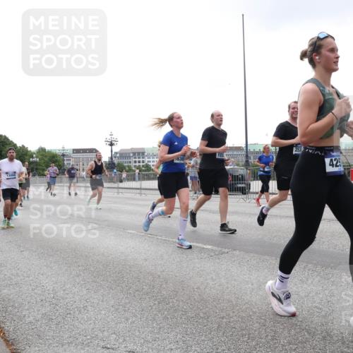29.06.2025 - hella hamburg halbmarathon Lena Gebhardt http://msf.ph/oto/8357641 29.06.2025 10:39:05 Lombardsbrücke 13060, 16388, 123, 253, 425, 2024, 56, 1232, 1390, 1451, 1760, 1856, 1883, 2092, 2524, 2534, 2571, 2574, 2693, 2843, 2893, 2998, 3275, 3307, 3323, 3726, 3727, 3745, 3927, 4028, 4257, 4259, 4260, 4316, 4320, 4410, 4523, 4603, 4659, 4882, 4964, 5913, 6062, 6112, 6342, 6343, 6611, 6695, 6696, 6875, 7263, 7341, 7501, 7506, 7524, 7589, 7815, 7849, 8203, 8243, 8367, 8457, 8783, 9393, 9420, 9446, 9708, 9974, 9977, 10001, 10072, 10315, 10516, 10554, 13060 meine-sportfotos.de
