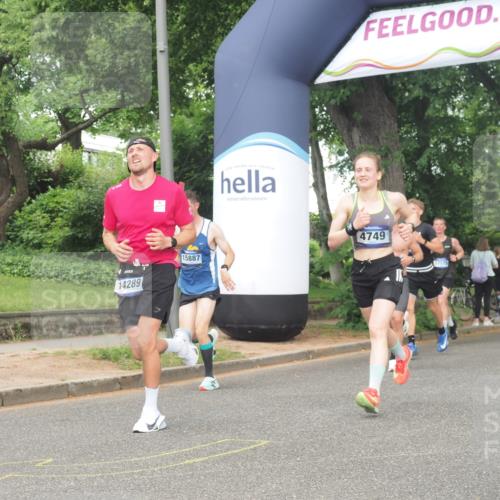 29.06.2025 - hella hamburg halbmarathon KatJ http://msf.ph/oto/8357655 29.06.2025 10:22:09 Zwischen KM18-KM19 4749 meine-sportfotos.de