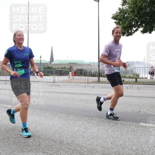 29.06.2025 - hella hamburg halbmarathon Lena Gebhardt http://msf.ph/oto/8357698 29.06.2025 10:48:08 Lombardsbrücke 17339, 1045, 1157, 1174, 1175, 1246, 1392, 1618, 1639, 1645, 1701, 1926, 2037, 2163, 2195, 2197, 2418, 2475, 2491, 2545, 2627, 2650, 2704, 2756, 2790, 2909, 2958, 3049, 3320, 3468, 3504, 3679, 3933, 4327, 4588, 4856, 5585, 5781, 5886, 5952, 6143, 7240, 7393, 7394, 7427, 7532, 7916, 8077, 8310, 8521, 8774, 8948, 9356, 9696, 9697, 9775, 9921, 10145, 10658, 10777, 10794, 10991, 11548, 11742, 11781, 11802, 11909, 12431 meine-sportfotos.de