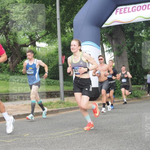 29.06.2025 - hella hamburg halbmarathon KatJ http://msf.ph/oto/8357747 29.06.2025 10:22:10 Zwischen KM18-KM19 4749 meine-sportfotos.de