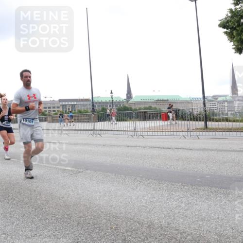 29.06.2025 - hella hamburg halbmarathon Lena Gebhardt http://msf.ph/oto/8357934 29.06.2025 10:48:09 Lombardsbrücke 19101, 45, 5, 1157, 1174, 1175, 1246, 1392, 1618, 1639, 1645, 1701, 1926, 2037, 2163, 2195, 2197, 2418, 2475, 2491, 2545, 2627, 2650, 2704, 2756, 2790, 2909, 2958, 3049, 3320, 3468, 3504, 3679, 3933, 4327, 4588, 4856, 5585, 5781, 5886, 5952, 6143, 7240, 7393, 7394, 7427, 7532, 7916, 8077, 8310, 8521, 8774, 8948, 9356, 9696, 9697, 9775, 9921, 10145, 10658, 10777, 10794, 11548, 11742, 11781, 11909, 12431 meine-sportfotos.de