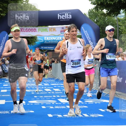 29.06.2025 - hella hamburg halbmarathon Strokosch-Dieckow http://msf.ph/oto/8357936 29.06.2025 10:51:51 Ziel 2396, 2818, 2823, 2880, 4033, 4297, 5102, 6390, 7224, 7409, 7724, 8710, 8819, 8856, 9793, 9959, 10057, 12224, 13799, 15427, 15690, 15727, 16907, 17682, 17815, 17962, 18869, 19053, 19137 meine-sportfotos.de