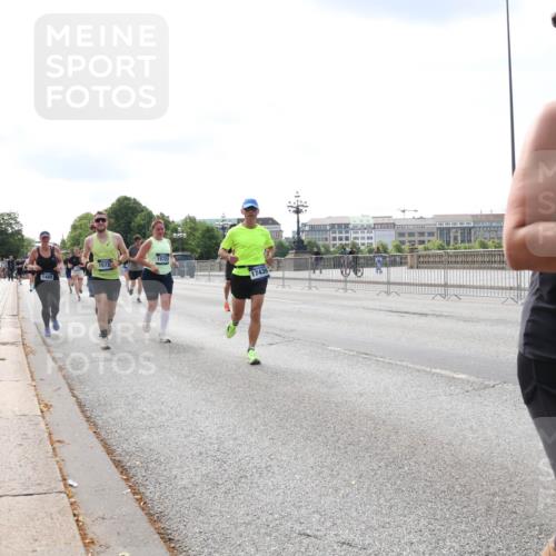 29.06.2025 - hella hamburg halbmarathon Lena Gebhardt http://msf.ph/oto/8358049 29.06.2025 10:14:00 Lombardsbrücke 1480, 1572, 15721, 17439, 1131, 1194, 1480, 1890, 2055, 2359, 2721, 2904, 2987, 3939, 4001, 4032, 4795, 4962, 5232, 5631, 5719, 6026, 6287, 6710, 6717, 6724, 7442, 7462, 7913, 7991, 8001, 8057, 8279, 8409, 8673, 9128, 9631, 9845, 9886, 10442, 10443, 10977, 11441, 11987, 12313, 12797, 12928, 12929, 12938, 13285, 13788, 15085, 15482, 15663, 15721, 15722, 15840, 16491, 17439, 17472, 17985, 18041, 18231, 18236, 18239 meine-sportfotos.de
