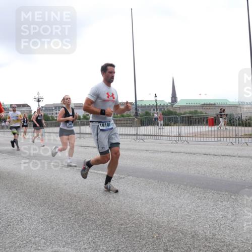 29.06.2025 - hella hamburg halbmarathon Lena Gebhardt http://msf.ph/oto/8358060 29.06.2025 10:48:09 Lombardsbrücke 15541, 1392, 346, 19101, 1157, 1174, 1175, 1246, 1392, 1618, 1639, 1645, 1701, 1926, 2037, 2163, 2195, 2197, 2418, 2475, 2491, 2545, 2627, 2650, 2704, 2756, 2790, 2909, 2958, 3049, 3320, 3468, 3504, 3679, 3933, 4327, 4588, 4856, 5585, 5781, 5886, 5952, 6143, 7240, 7393, 7394, 7427, 7532, 7916, 8077, 8310, 8521, 8774, 8948, 9356, 9696, 9697, 9775, 9921, 10145, 10658, 10777, 10794, 11548, 11742, 11781, 11909, 12431 meine-sportfotos.de