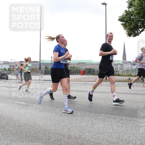 29.06.2025 - hella hamburg halbmarathon Lena Gebhardt http://msf.ph/oto/8358091 29.06.2025 10:39:06 Lombardsbrücke 163, 12, 253, 56, 1232, 1390, 1451, 1760, 1856, 1883, 2092, 2524, 2534, 2571, 2574, 2693, 2843, 2893, 2998, 3275, 3307, 3323, 3726, 3727, 3745, 3927, 4028, 4257, 4259, 4260, 4316, 4320, 4410, 4523, 4603, 4659, 4882, 4964, 5913, 6062, 6112, 6342, 6343, 6611, 6875, 7263, 7341, 7501, 7506, 7524, 7589, 7815, 7849, 8203, 8243, 8367, 8457, 8783, 9393, 9420, 9446, 9708, 9974, 9977, 10001, 10072, 10315, 10516, 10554, 13060 meine-sportfotos.de