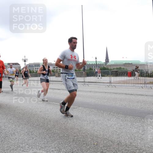 29.06.2025 - hella hamburg halbmarathon Lena Gebhardt http://msf.ph/oto/8358108 29.06.2025 10:48:09 Lombardsbrücke 1392, 19101, 1157, 1174, 1175, 1246, 1392, 1618, 1639, 1645, 1701, 1926, 2037, 2163, 2195, 2197, 2418, 2475, 2491, 2545, 2627, 2650, 2704, 2756, 2790, 2909, 2958, 3049, 3320, 3468, 3504, 3679, 3933, 4327, 4588, 4856, 5585, 5781, 5886, 5952, 6143, 7240, 7393, 7394, 7427, 7532, 7916, 8077, 8310, 8521, 8774, 8948, 9356, 9696, 9697, 9775, 9921, 10145, 10658, 10777, 10794, 11548, 11742, 11781, 11909, 12431 meine-sportfotos.de