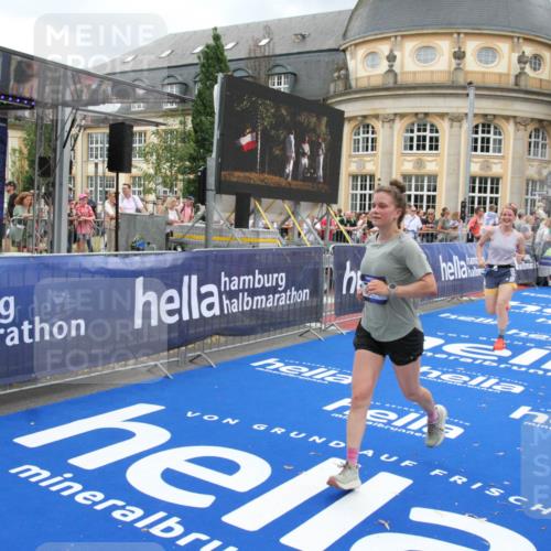 29.06.2025 - hella hamburg halbmarathon Michael Strokosch http://msf.ph/oto/8358151 29.06.2025 10:54:33 Ziel 2474, 3426, 3794, 4868, 5259, 7129, 8798, 11009, 11797, 11799, 12321, 12607, 15146, 16327, 19067 meine-sportfotos.de