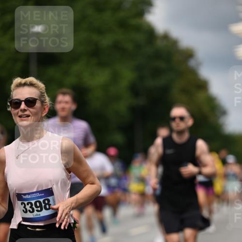 29.06.2025 - hella hamburg halbmarathon Dr. Thomas Lammeyer http://msf.ph/oto/8358167 29.06.2025 10:41:13 Kennedybrücke 56, 1022, 1118, 1253, 1488, 1490, 1597, 1948, 1952, 2072, 2552, 2811, 3165, 3230, 3398, 3428, 3714, 3873, 3895, 5224, 5560, 5786, 5789, 6359, 6804, 7202, 7235, 7707, 7773, 7823, 8257, 8258, 8315, 8936, 8937, 9918, 10024, 10112, 10123, 10862, 10931 meine-sportfotos.de
