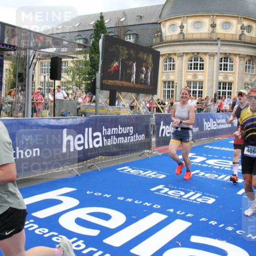 29.06.2025 - hella hamburg halbmarathon Michael Strokosch http://msf.ph/oto/8358193 29.06.2025 10:54:34 Ziel 2474, 3794, 4868, 5259, 7129, 8798, 11009, 11797, 11799, 12321, 12607, 15146, 19067 meine-sportfotos.de