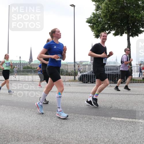 29.06.2025 - hella hamburg halbmarathon Lena Gebhardt http://msf.ph/oto/8358208 29.06.2025 10:39:06 Lombardsbrücke 388, 253, 9708, 56, 1232, 1390, 1451, 1760, 1856, 1883, 2092, 2524, 2534, 2571, 2574, 2693, 2843, 2893, 2998, 3275, 3307, 3323, 3726, 3727, 3745, 3927, 4028, 4257, 4259, 4260, 4316, 4320, 4410, 4523, 4603, 4659, 4882, 4964, 5913, 6062, 6112, 6342, 6343, 6611, 6875, 7263, 7341, 7501, 7506, 7524, 7589, 7815, 7849, 8203, 8243, 8367, 8457, 8783, 9393, 9420, 9446, 9708, 9974, 9977, 10001, 10072, 10315, 10516, 10554, 13060 meine-sportfotos.de