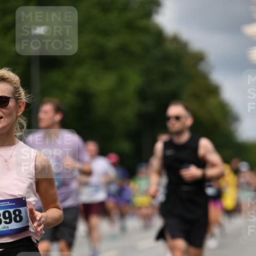 29.06.2025 - hella hamburg halbmarathon Dr. Thomas Lammeyer http://msf.ph/oto/8358239 29.06.2025 10:41:14 Kennedybrücke 56, 1022, 1118, 1253, 1488, 1490, 1597, 1948, 1952, 2072, 2552, 2811, 3165, 3230, 3398, 3428, 3714, 3873, 3895, 4733, 5224, 5560, 5786, 5789, 6359, 6804, 7202, 7235, 7707, 7773, 7823, 8257, 8258, 8315, 8936, 8937, 9918, 10024, 10112, 10123, 10762, 10862, 10931 meine-sportfotos.de