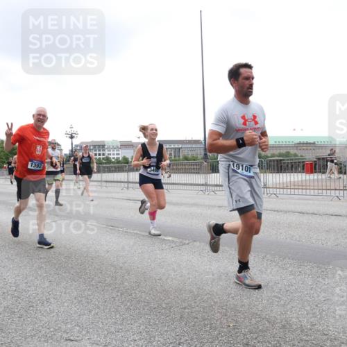 29.06.2025 - hella hamburg halbmarathon Lena Gebhardt http://msf.ph/oto/8358248 29.06.2025 10:48:09 Lombardsbrücke 1392, 15641, 19101, 1157, 1174, 1175, 1246, 1392, 1618, 1639, 1645, 1701, 1926, 2037, 2163, 2195, 2197, 2418, 2475, 2491, 2545, 2627, 2650, 2704, 2756, 2790, 2909, 2958, 3049, 3320, 3468, 3504, 3679, 3933, 4327, 4588, 4856, 5585, 5781, 5886, 5952, 6143, 7240, 7393, 7394, 7427, 7532, 7916, 8077, 8310, 8521, 8774, 8948, 9356, 9696, 9697, 9775, 9921, 10145, 10658, 10777, 10794, 11548, 11742, 11781, 11909, 12431 meine-sportfotos.de